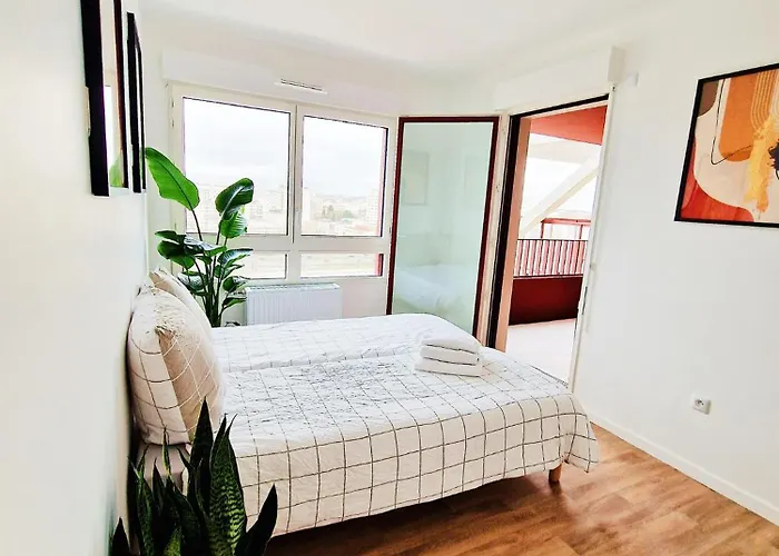 Charming With Panoramic Seine River & Eiffel Tower Views *